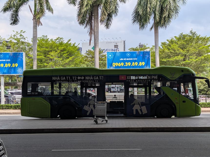 ターミナル間を結ぶ無料シャトルバス(NHÀ GA T1,T2⇄T3/FREE SHUTTLE BUS)