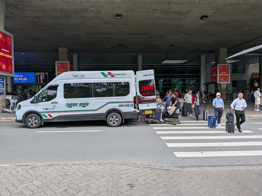 到着階カーブで荷物を積み込む送迎用ミニバン