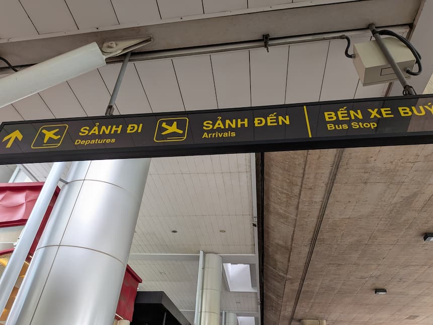 タンソンニャット空港の案内表示(出発 SẢNH ĐI/到着 SẢNH ĐẾN/バス乗り場 BẾN XE BUÝT)