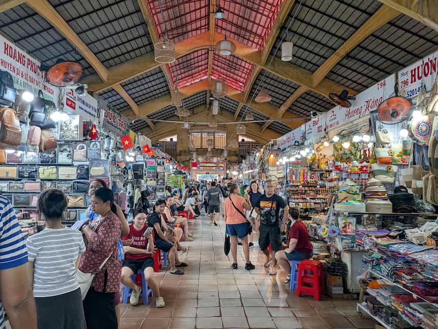 昼のベンタイン市場・中央通路。両側に土産店が並び観光客で賑わう