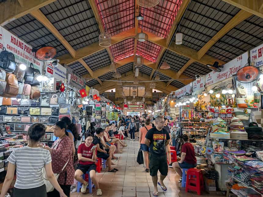 ベンタイン市場の混雑した通路。人混みに紛れたスリへの注意が必要