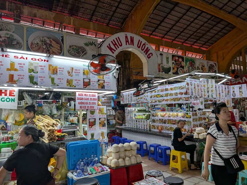 ベンタイン市場中央の食堂街(クー・アン・ウオン)。屋台とビニール椅子が並ぶ