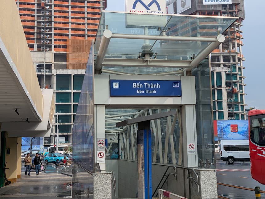 メトロ1号線ベンタイン駅の地上出入口。市場のすぐ近くにある