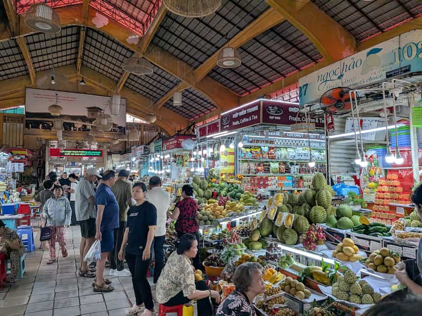 ベンタイン市場の生鮮食品エリア。野菜や果物が並ぶ地元向けの通路