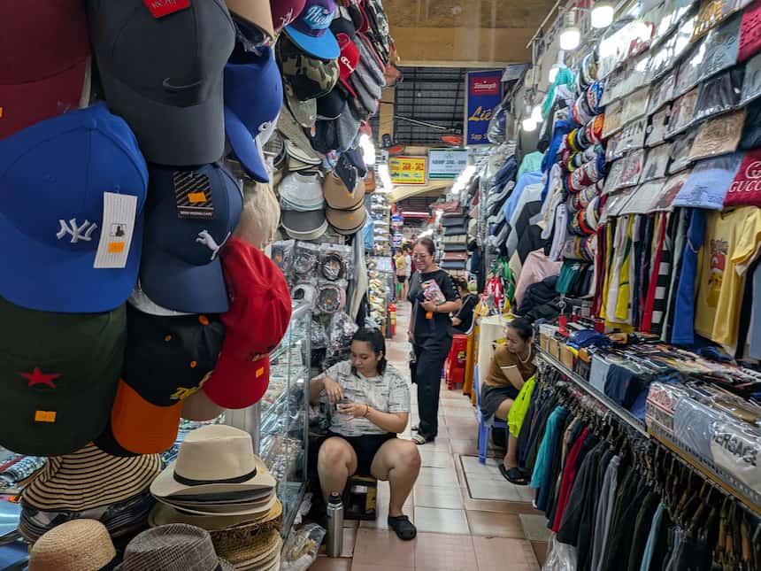 ベンタイン市場の帽子・雑貨の店頭。キャップやお土産小物が並ぶ