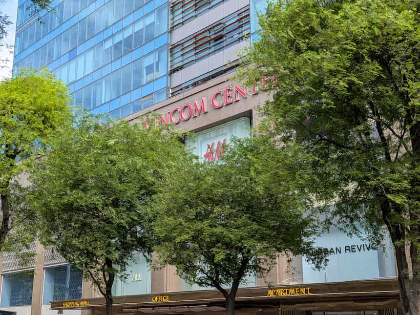 ドンコイ通りの並木とビンコムセンター、ブランド店が並ぶ昼の街並み