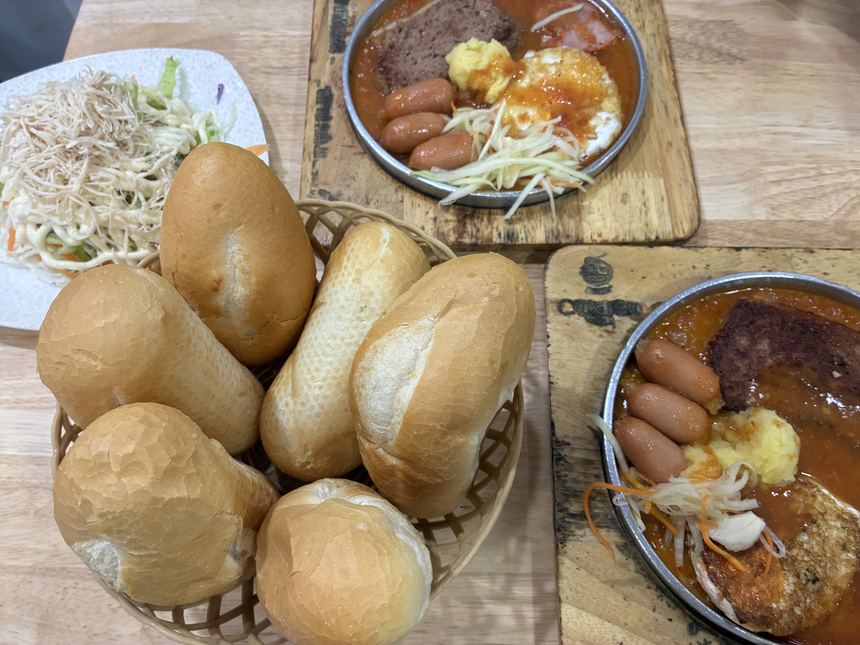バゲットと目玉焼き・ソーセージ・パテの鉄板を合わせたベトナム式朝食バインミー・チャオ