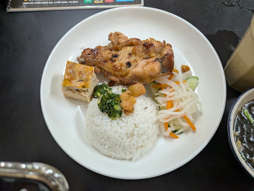 ホーチミンのコムタム。炭火で焼いた特大のポークチョップが香ばしい南部の一皿