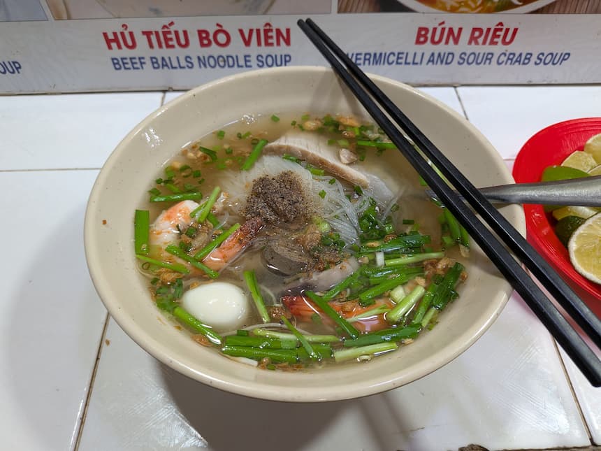 ベンタイン市場の飲食エリアで食べられるフーティウ。米粉麺にエビや豚肉をのせた南部の麺料理