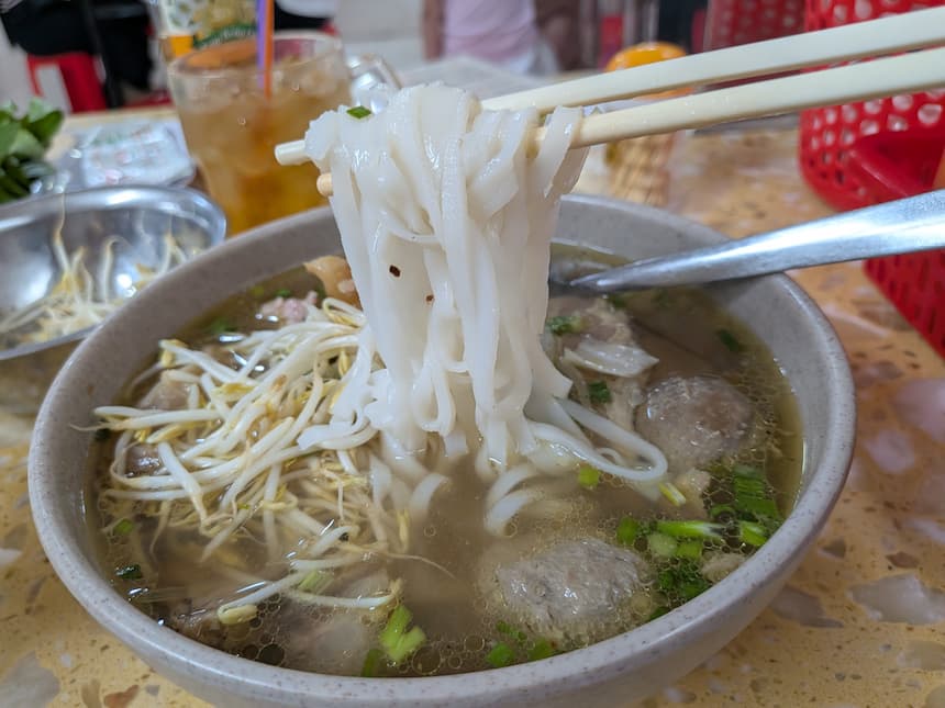 ミシュラン・ビブグルマン掲載「Phở Lệ」のフォー。南部式にもやしを添えた牛肉フォー
