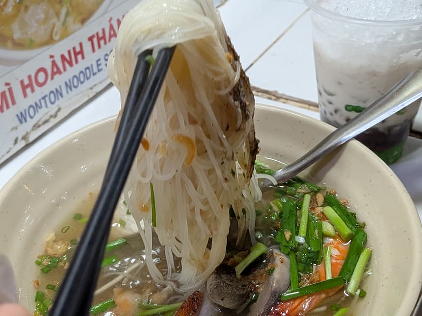 ホーチミンのホアンタンミー(卵麺のワンタン麺)。チョロン中華の影響が残る一品
