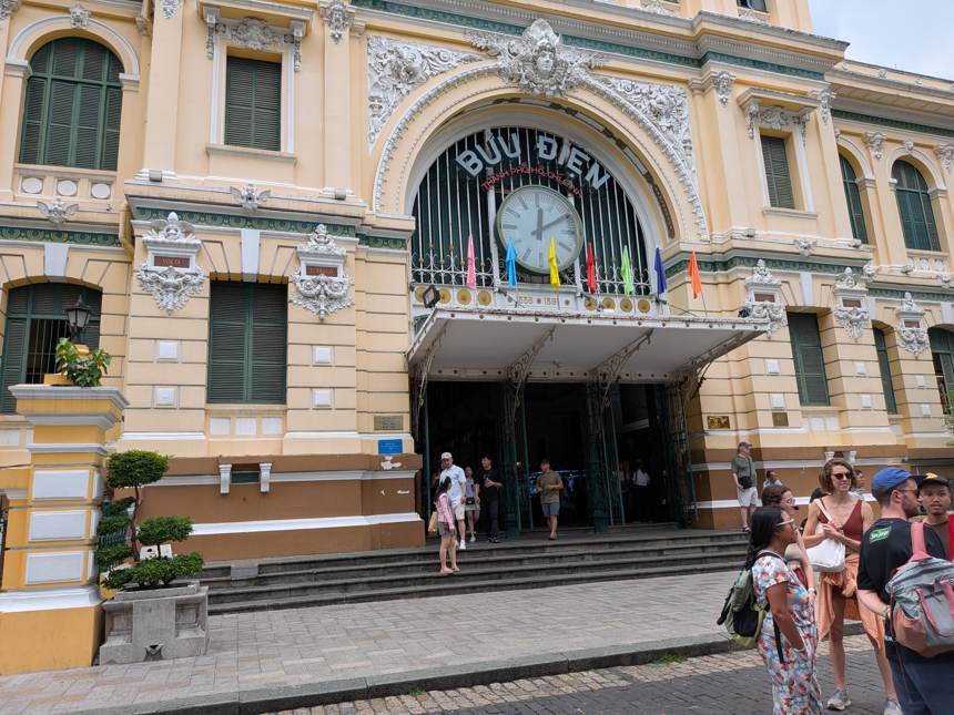 ホーチミン市にあるサイゴン中央郵便局(Bưu Điện)の正面玄関。フランス植民地時代に建てられたコロニアル様式の黄色い外壁が美しく。