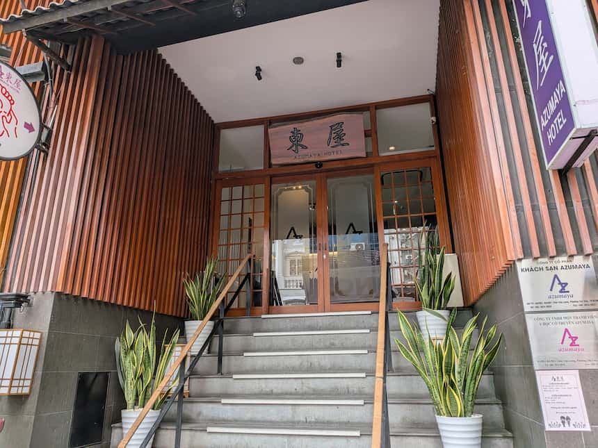 日本人街レタントンの日系ビジネスホテル「東屋(Azumaya)」の入口