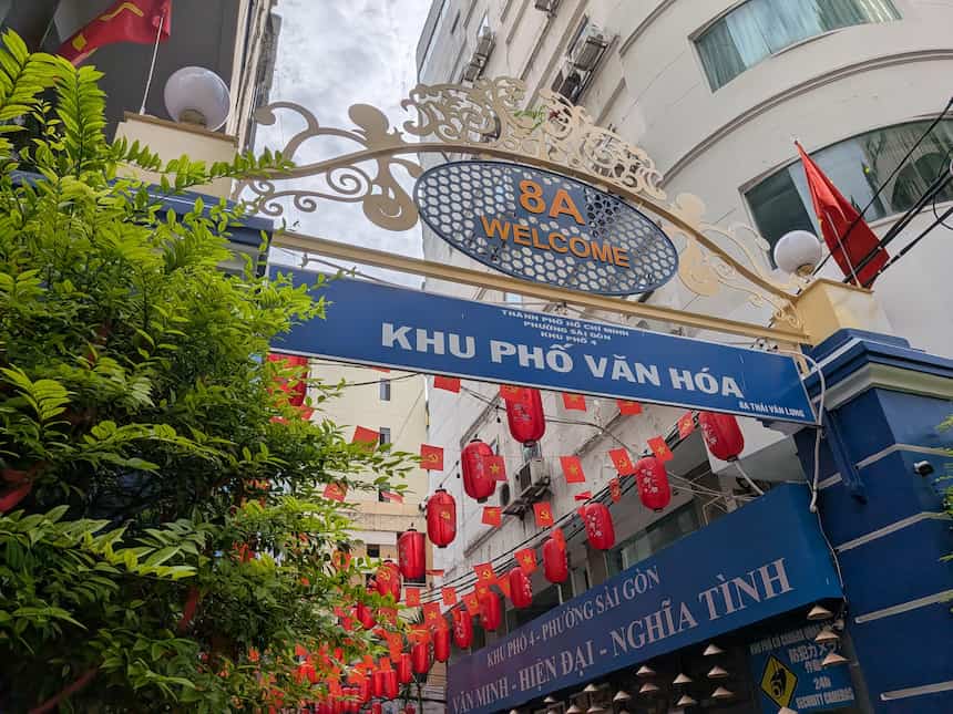 昼のレタントン日本人街、タイバンルン8Aの入口ゲート「KHU PHỐ VĂN HÓA(文化街区)」と赤い案内板