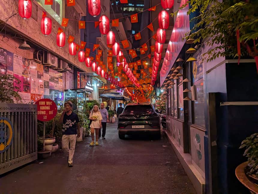 赤提灯が連なる夜のタイバンルン8Aのヘム(路地裏)、日本食店が並ぶ