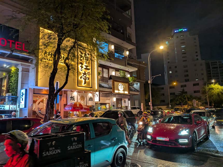 焼肉店や日本料理店の灯りがともる夜のレタントン通り
