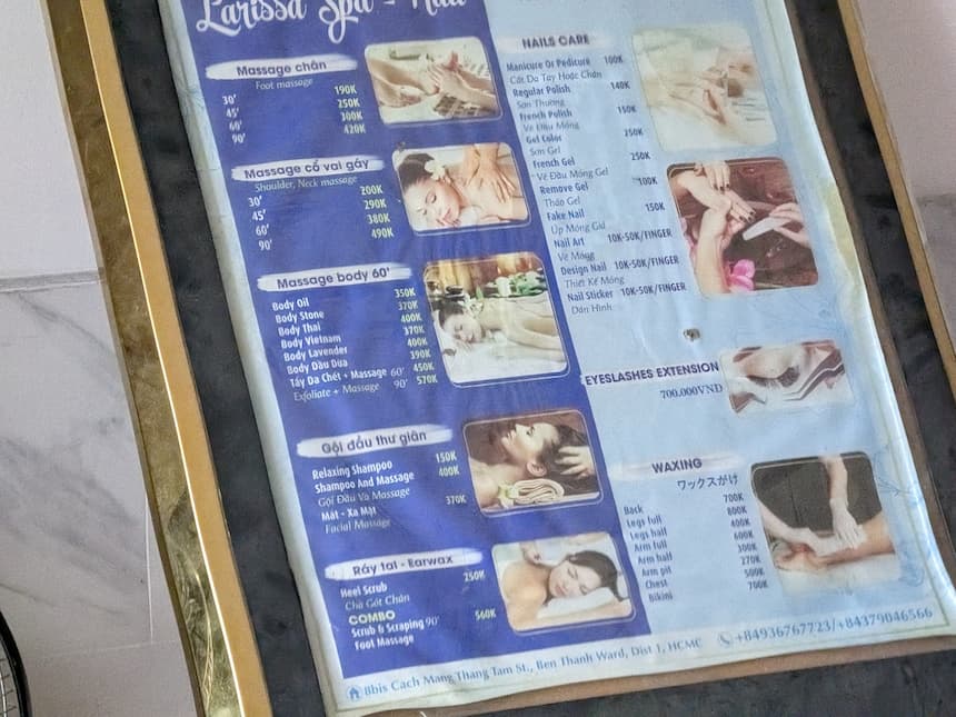 ホーチミンの格安マッサージ店の料金ボード(フット200,000VND・ボディ250,000VND)