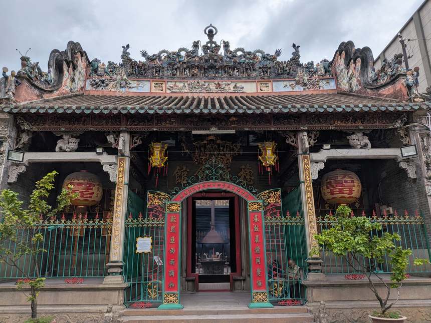 ホーチミン・チョロン地区の中国系寺院（廟）。赤い提灯と龍の装飾が施された華人建築