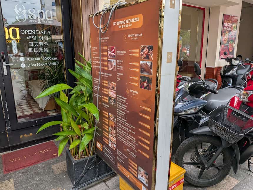 ホーチミン1区のスパの店頭料金ボード。コース別の料金が明示された明朗会計の例