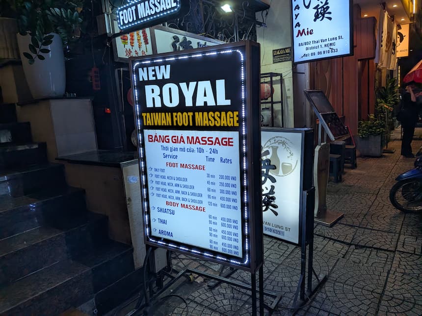 レタントン日本人街・タイバンルン通りの夜のマッサージ店の料金ボード(10時〜24時営業)