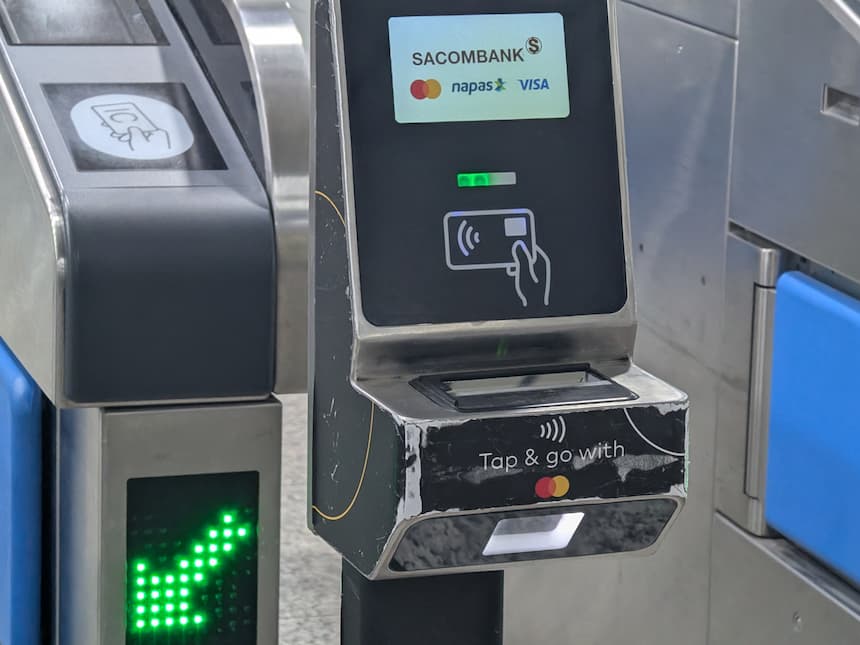 ホーチミン・メトロ1号線の改札前にあるタッチ決済リーダー(napas・Mastercard・VISA対応)