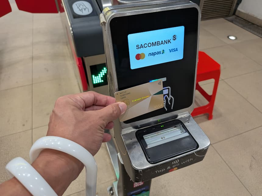 ホーチミン・メトロ1号線の改札でクレジットカードをタッチ決済する様子(VISA対応)