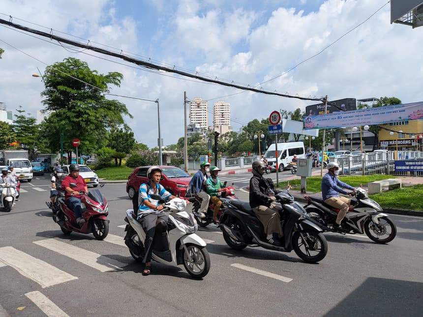 ホーチミン中心部の交差点を走るバイクの群れ