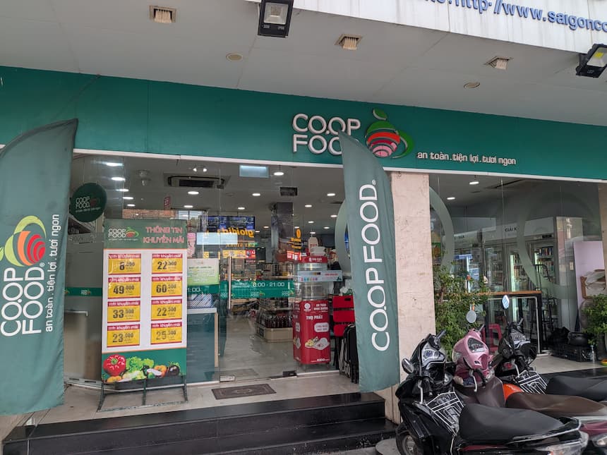 ローカルスーパー「Co.opFood」の店舗外観(ばらまき土産の調達先)