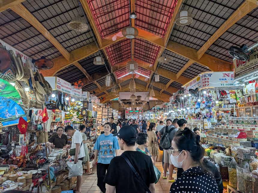 ベンタイン市場の混雑した場内通路。人混みに紛れたスリに注意が必要なエリア