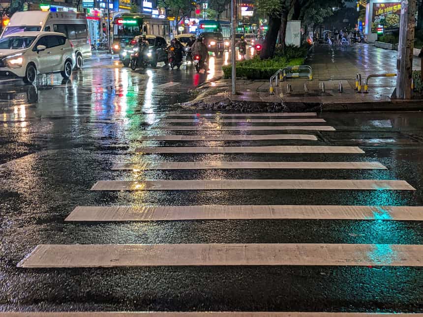 雨に濡れた夜の横断歩道（1区）。夜の道路横断は治安と並ぶ注意点