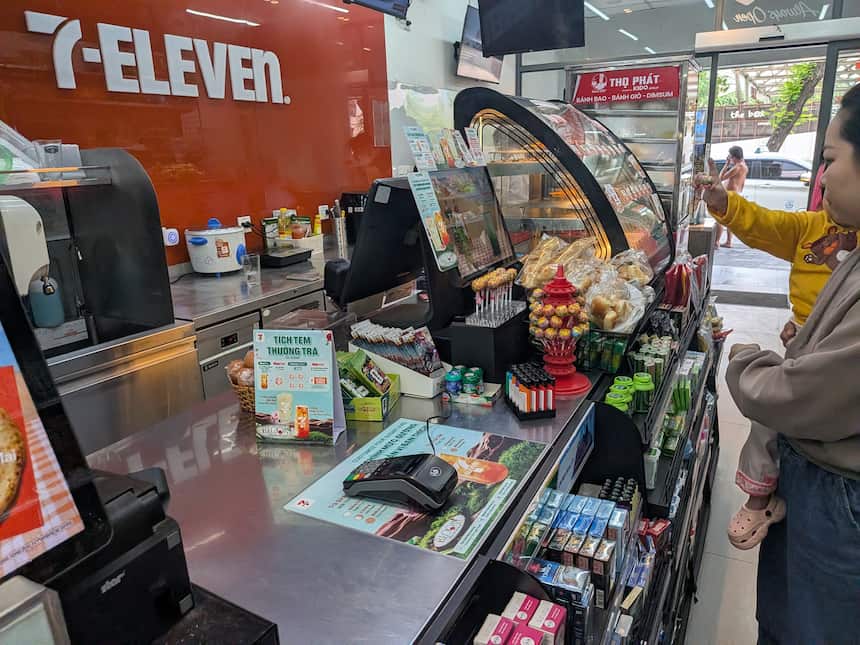 ホーチミン1区のセブンイレブン店内とレジ周り。ばらまき土産が手軽に買える