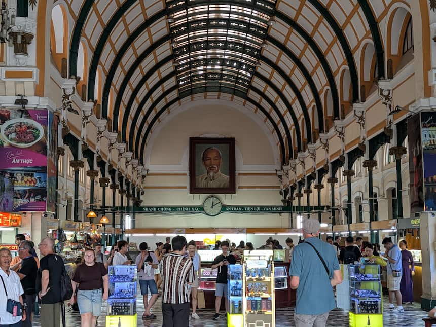 サイゴン中央郵便局の館内。アーチ天井の下に土産物スタンドが並ぶ歴史的建造物