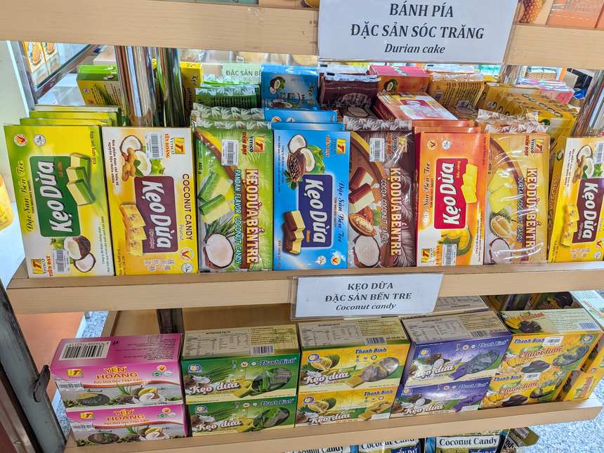 ベンチェ名産のココナッツキャンディ(ケオズア/Kẹo Dừa)が箱で並ぶベトナム土産の菓子棚