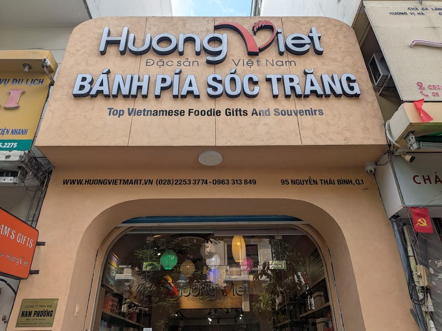 食品土産専門店フオンベト(Hương Việt)の外観。バインピア・ソクチャンの看板(1区グエンタイビン通り)