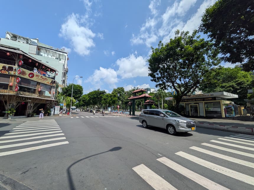 晴れた日のホーチミン市内中心部の街路と青空、横断歩道