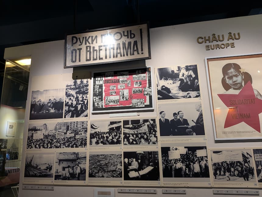 戦争証跡博物館の屋内展示。世界各国に広がった反戦運動を紹介するコーナー