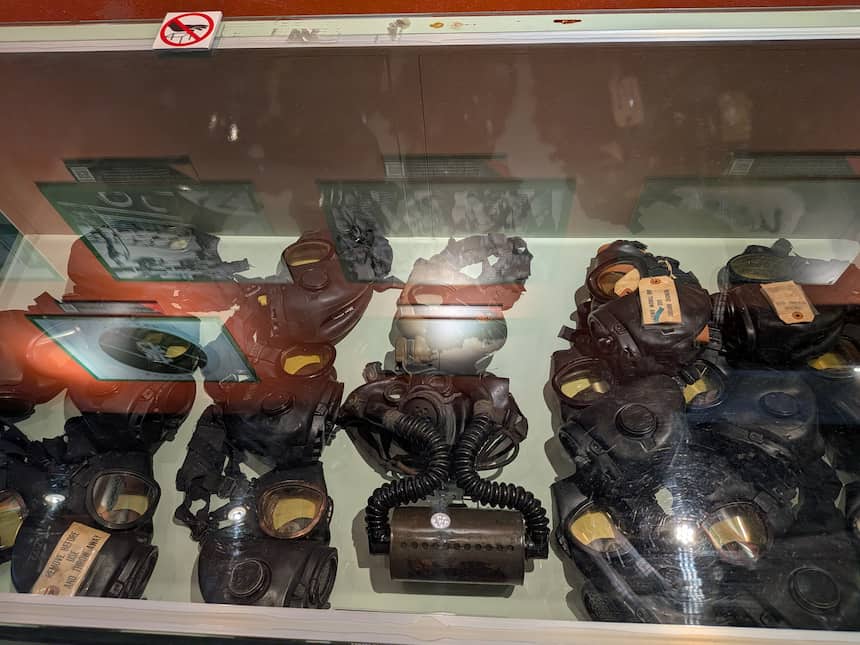 戦争証跡博物館に展示された、戦場を取材した報道カメラマンたちの遺品カメラ