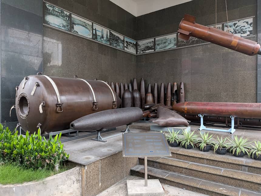 戦争証跡博物館の屋外展示に並ぶ、ベトナム戦争で使用された爆弾や砲弾