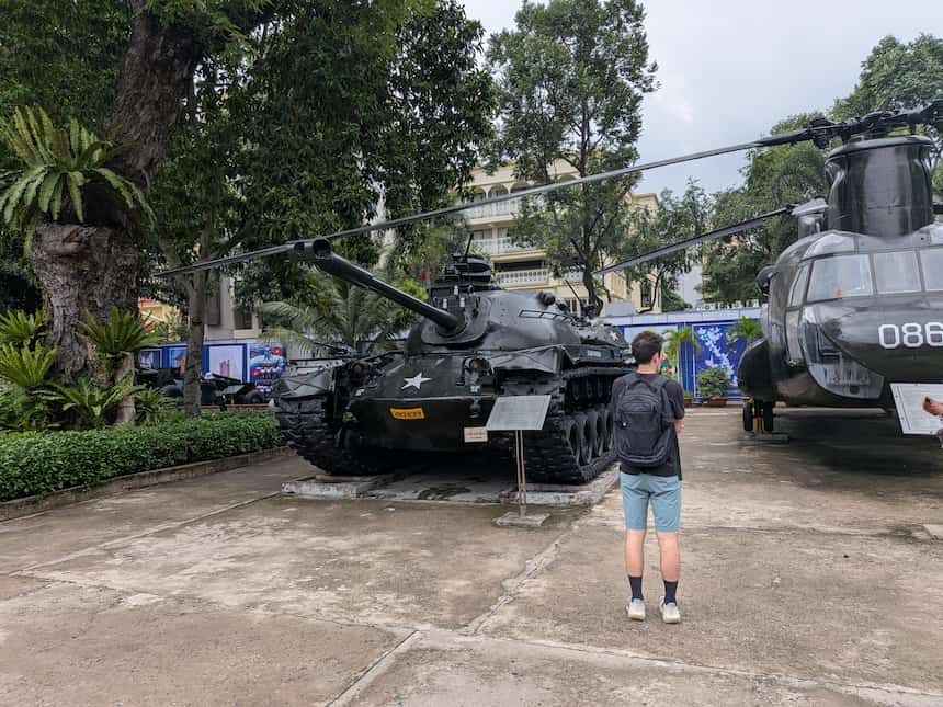 戦争証跡博物館の屋外展示。ベトナム戦争で使われた戦車とヘリコプターが中庭に並ぶ