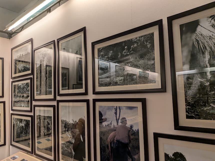戦争証跡博物館の屋内展示。ベトナム戦争を記録した報道写真が壁一面に並ぶ回廊