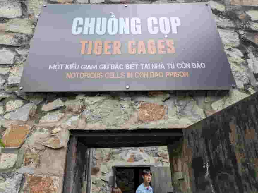 屋外展示「虎の檻(Tiger Cages)」の案内板。コンダオ島の刑務所の収容房を実寸再現している