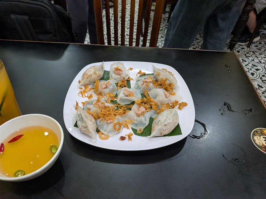 ホイアン四大名物のひとつ、ホワイトローズ(バインバオ・バインバック)。バナナの葉に盛られた半透明の海老餃子に揚げエシャロット