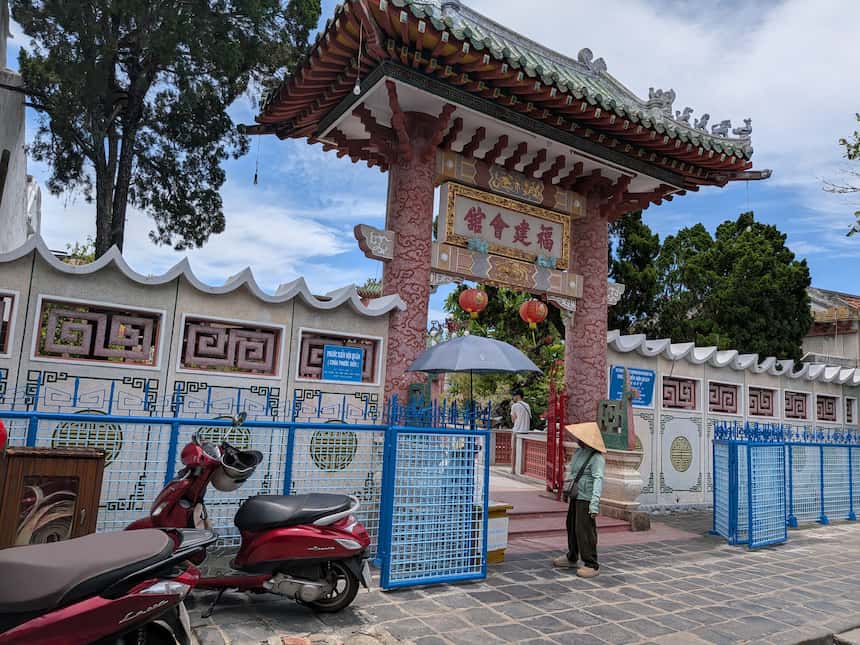 ホイアン旧市街の福建会館(Hội quán Phúc Kiến)の極彩色の門と装飾