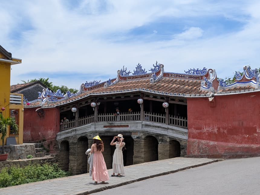 ホイアン旧市街のシンボル、来遠橋(日本橋・Chùa Cầu)の外観。青い陶磁器装飾の屋根と赤い壁、石造アーチ