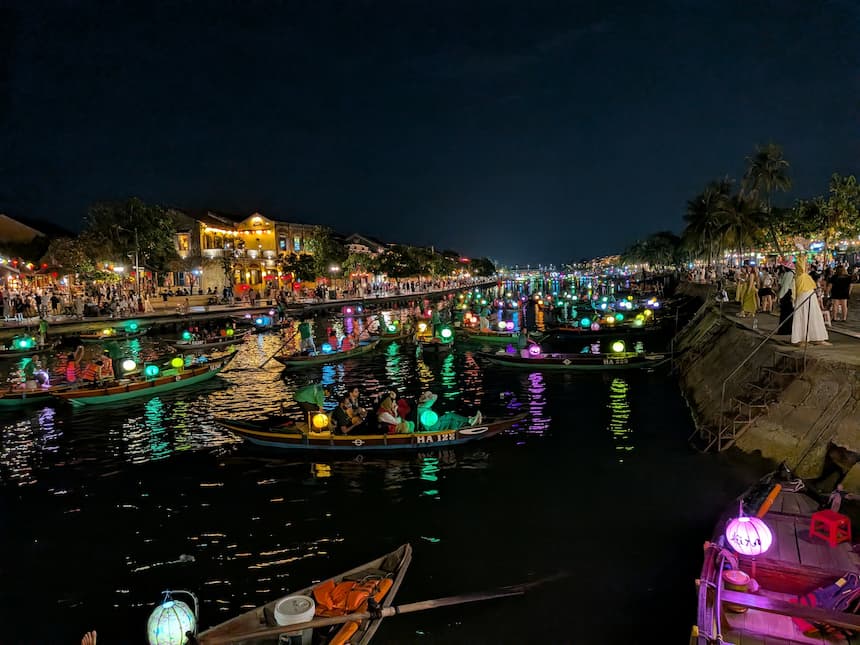 夜のトゥボン川に集まる、色とりどりのランタンを灯した手漕ぎ遊覧ボート