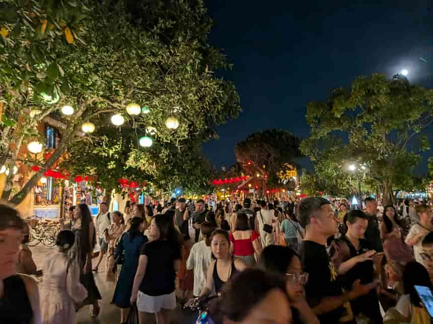 ホイアン旧市街の夜のランタン|2025年再編でダナン市の一部に、夜間は混雑しスリ対策を