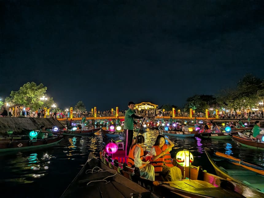 祭り日ではない普段の夜のホイアン川