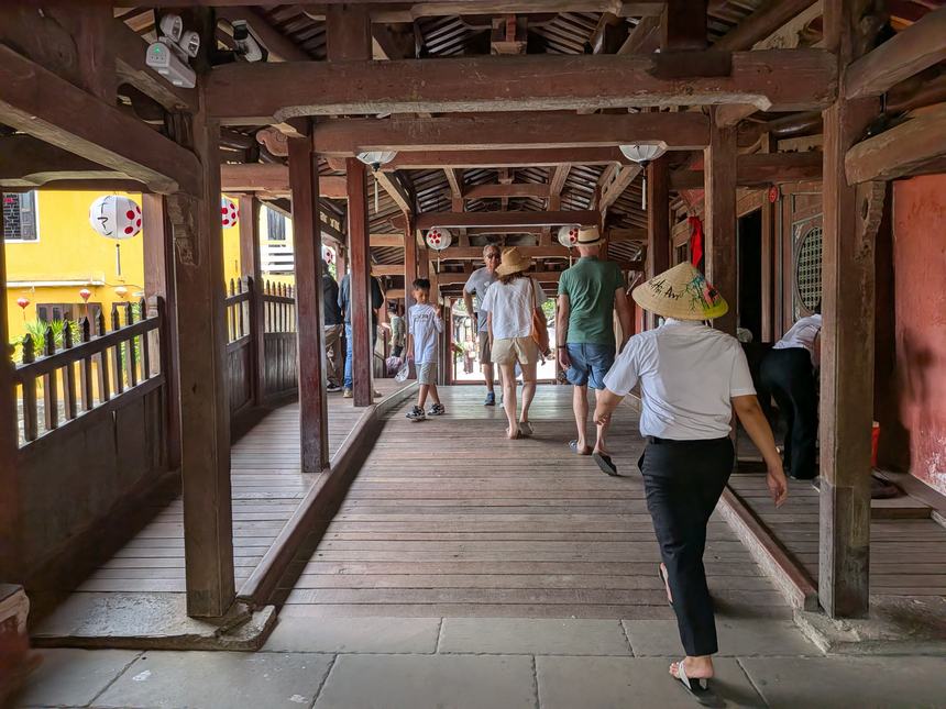 ホイアンの来遠橋（日本橋）の内部。赤褐色の木組みと丸い提灯が連なる屋根付き橋の通路