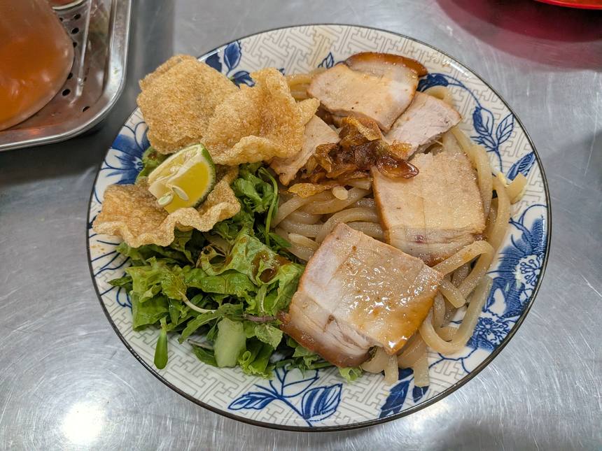 ホイアン四大名物のひとつ、カオラウ。太麺に豚バラ肉と揚げワンタン、香草を添えた一皿