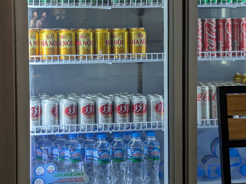 コンビニの冷蔵ショーケースに並ぶハノイビール(BIA HÀ NỘI)・333ビール・LaVieの水